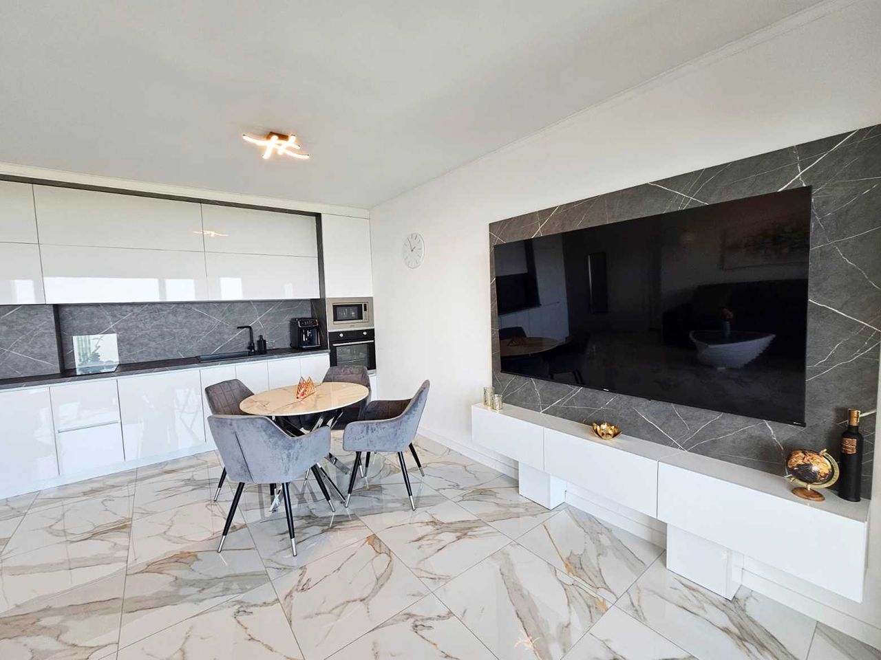 Продава се Тристаен апартамент в Балчик - 92 кв.м за 2120 €/кв.м - Снимка #1