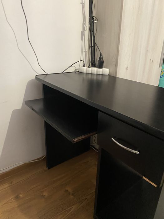 Vand birou negru in stare buna