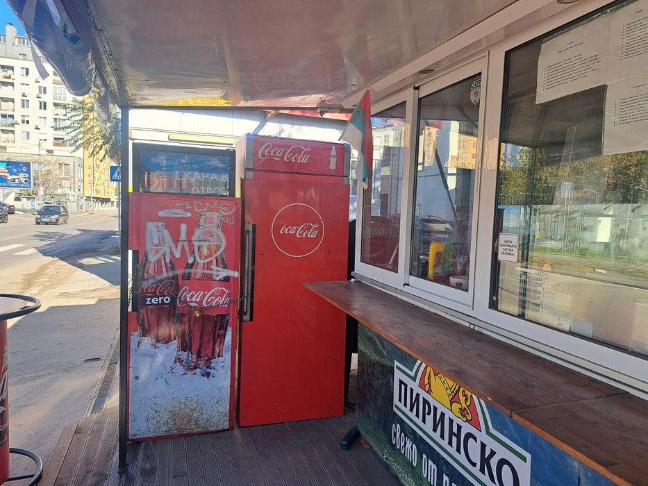 Продавам работещ павилион за скара