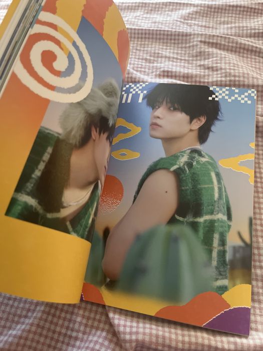Stray Kids Ate album зелената версия,3 картички,8стикера,фотобук,диск