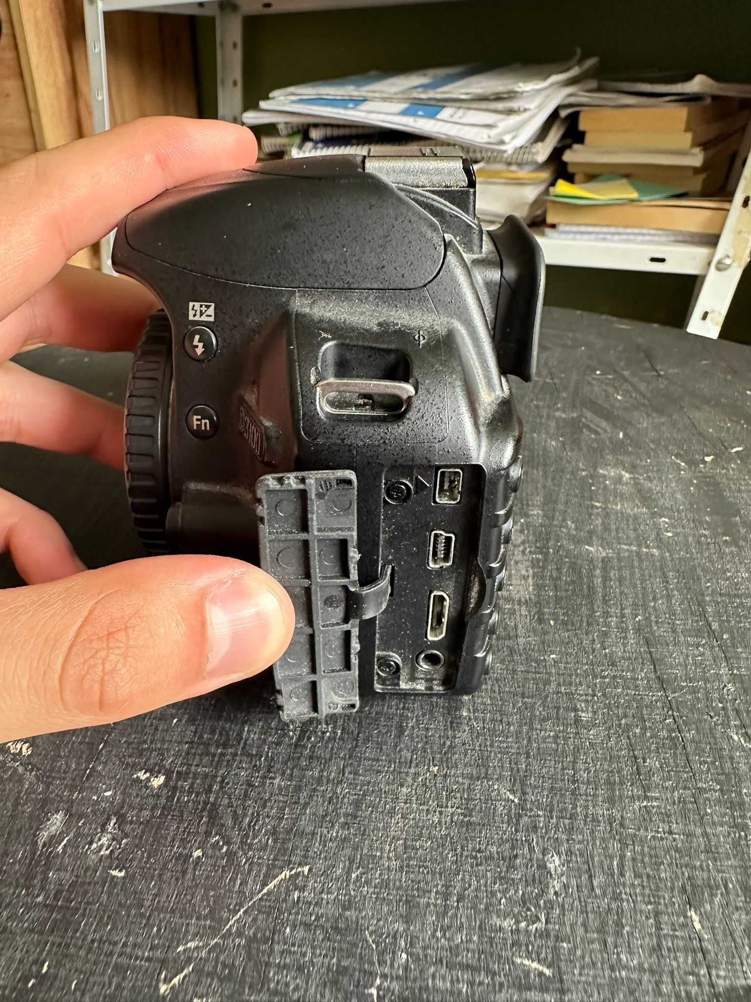 Kit foto DSLR Nikon D3100 cu obiectiv, card și accesorii