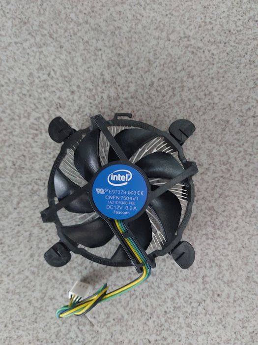 воздушный кулер для центрального процессора (CPU) от компании Intel.