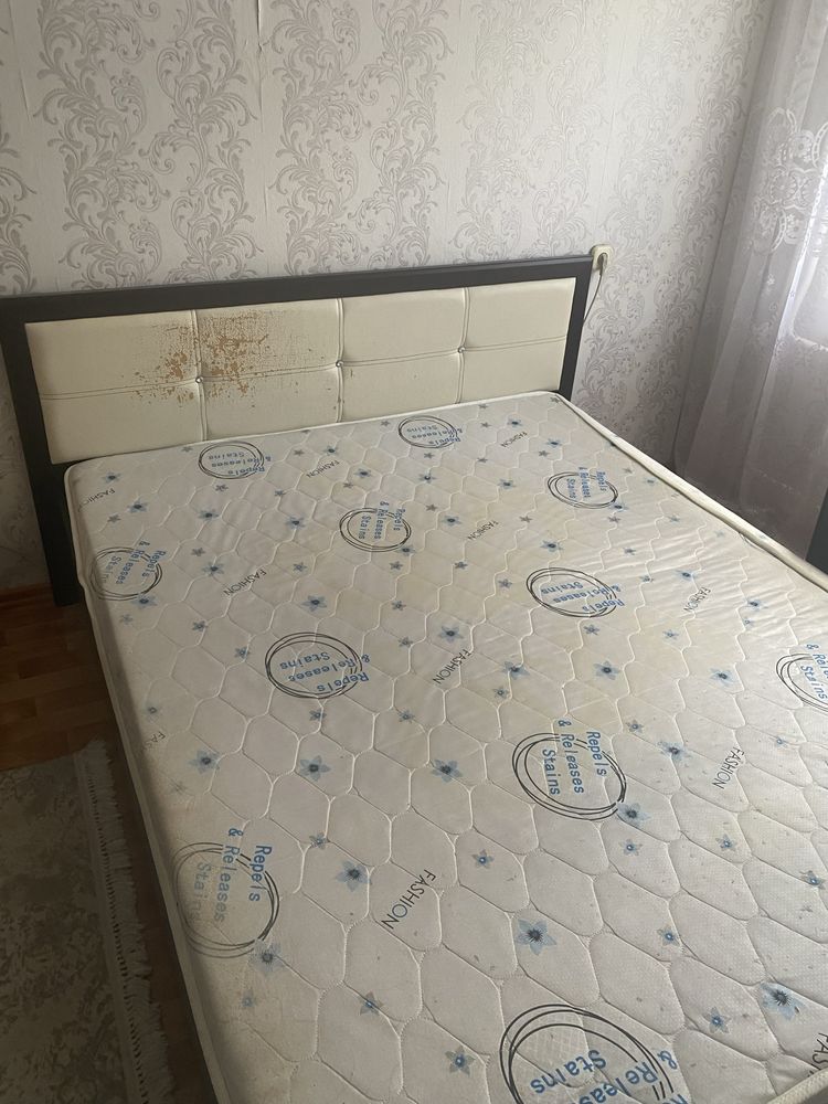 Продам двуспальную кровать.
