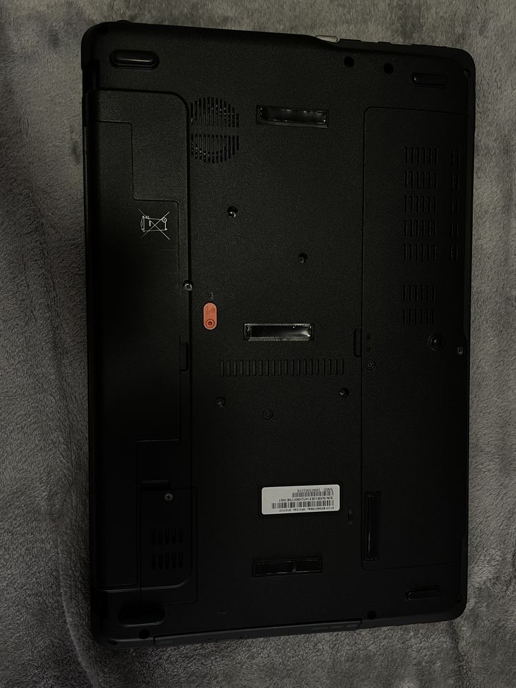 Laptop Acer E1-531