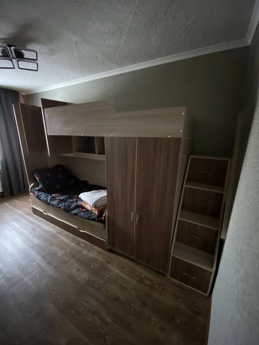 Кровать двухъяросная со шкафом