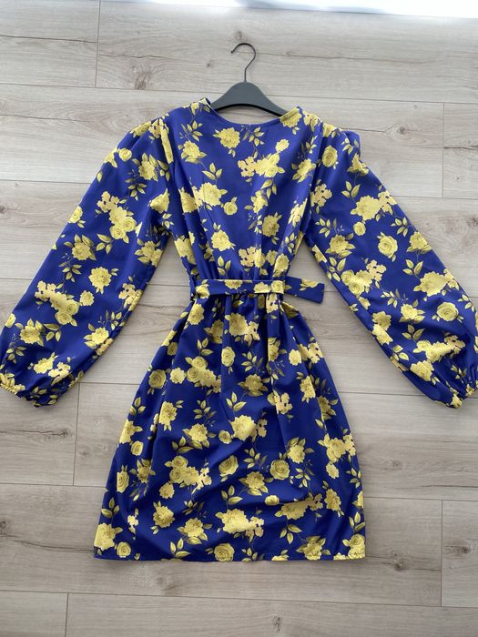Синя рокля на жълти цветя