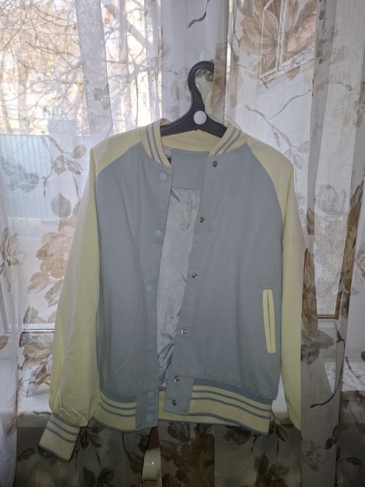 Бомбер голубой с белым