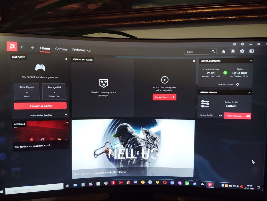 Pachet pc, monitor curbat, tastatura, mouse și bară de sunet