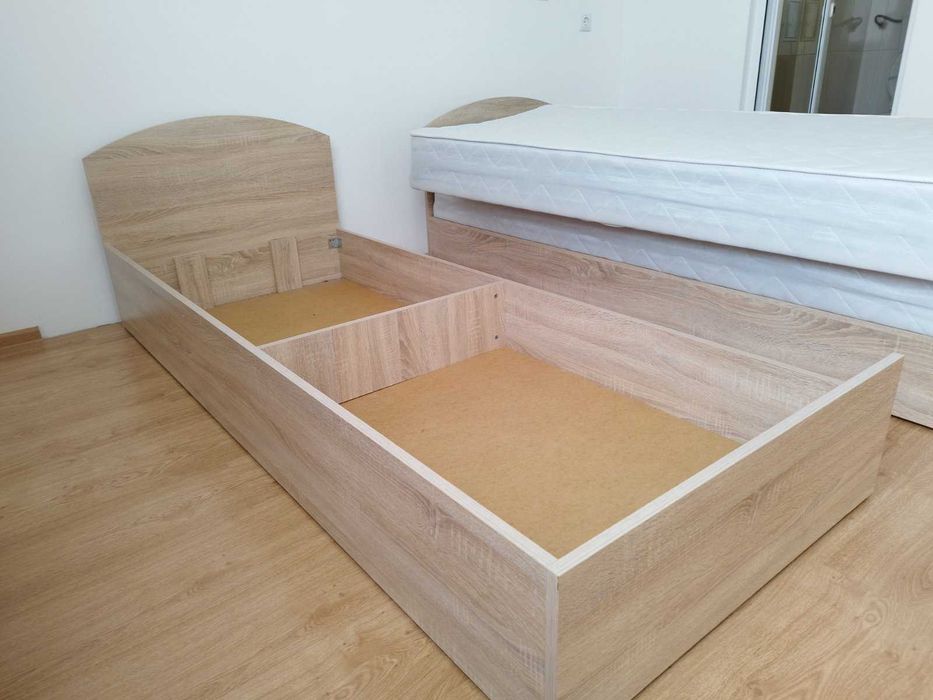 Единични легла с матраци в добро състояние