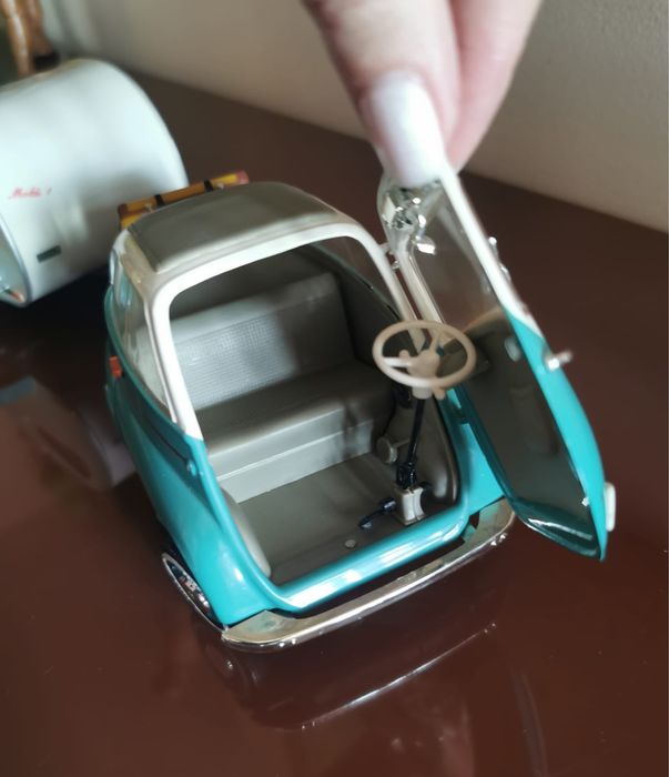 Количка 1955 BMW Isetta 250 и кемпер от Revell 1:18 рядко зелено издан