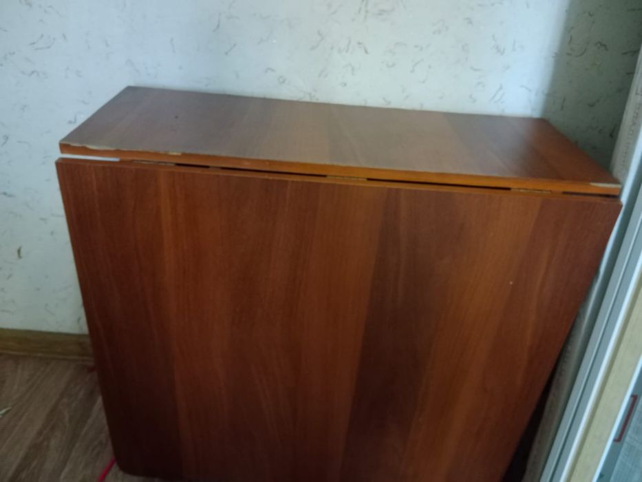 Продаеться  мебель срочно диван стол стулья гарнитур…………………………………………..