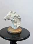 Bibelou statueta Capodimonte portelan pe soclu marcat bibelouri