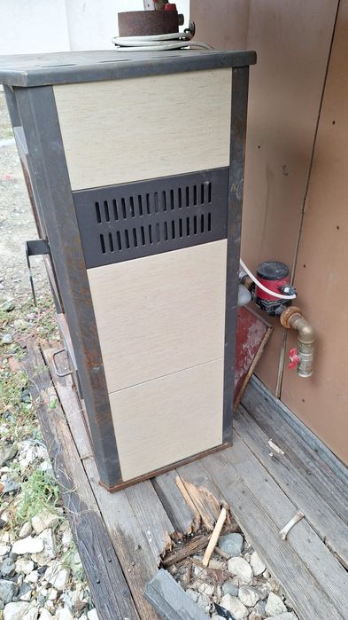 Centrala pe lemne plus vas de expansiune + un boiler de 80 l.