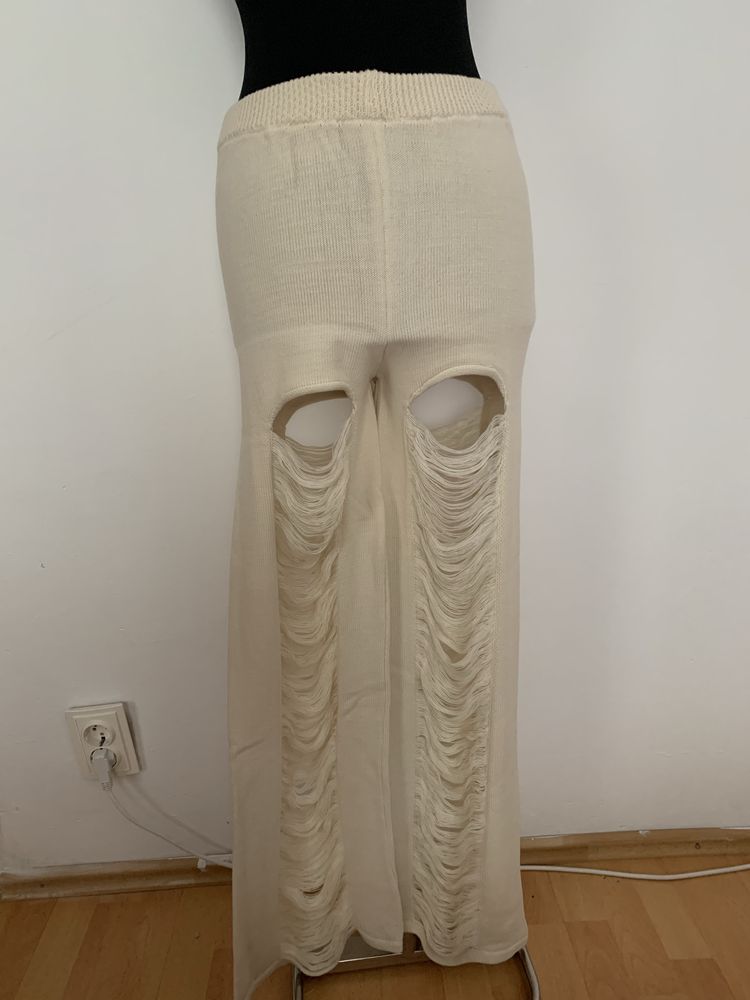 Pantaloni albi de plaja rupti