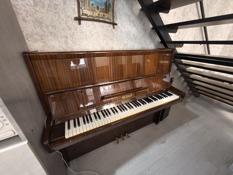 Продается пианино Petrof