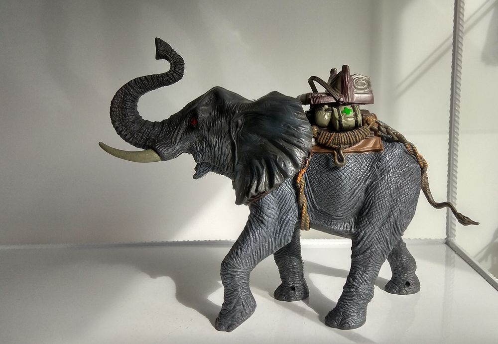 Индийски слон с батерии и издава звуци .