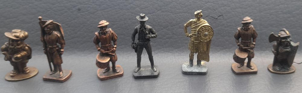 Киндер играчки метални.