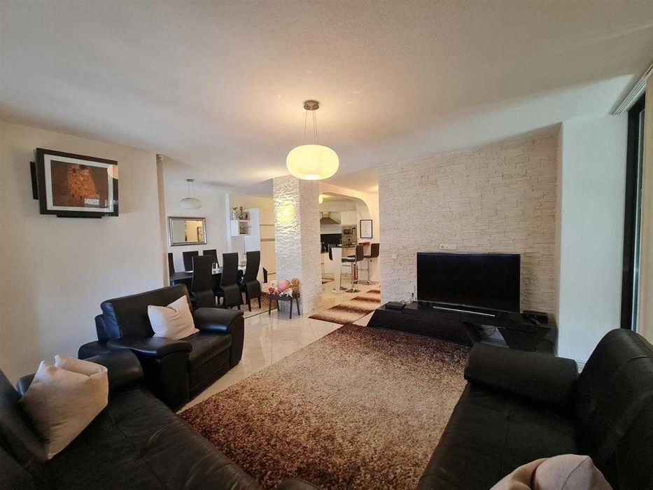 Дава се под наем Двустаен апартамент в Бургас, Център - 61 кв.м за 204 € - Снимка #2