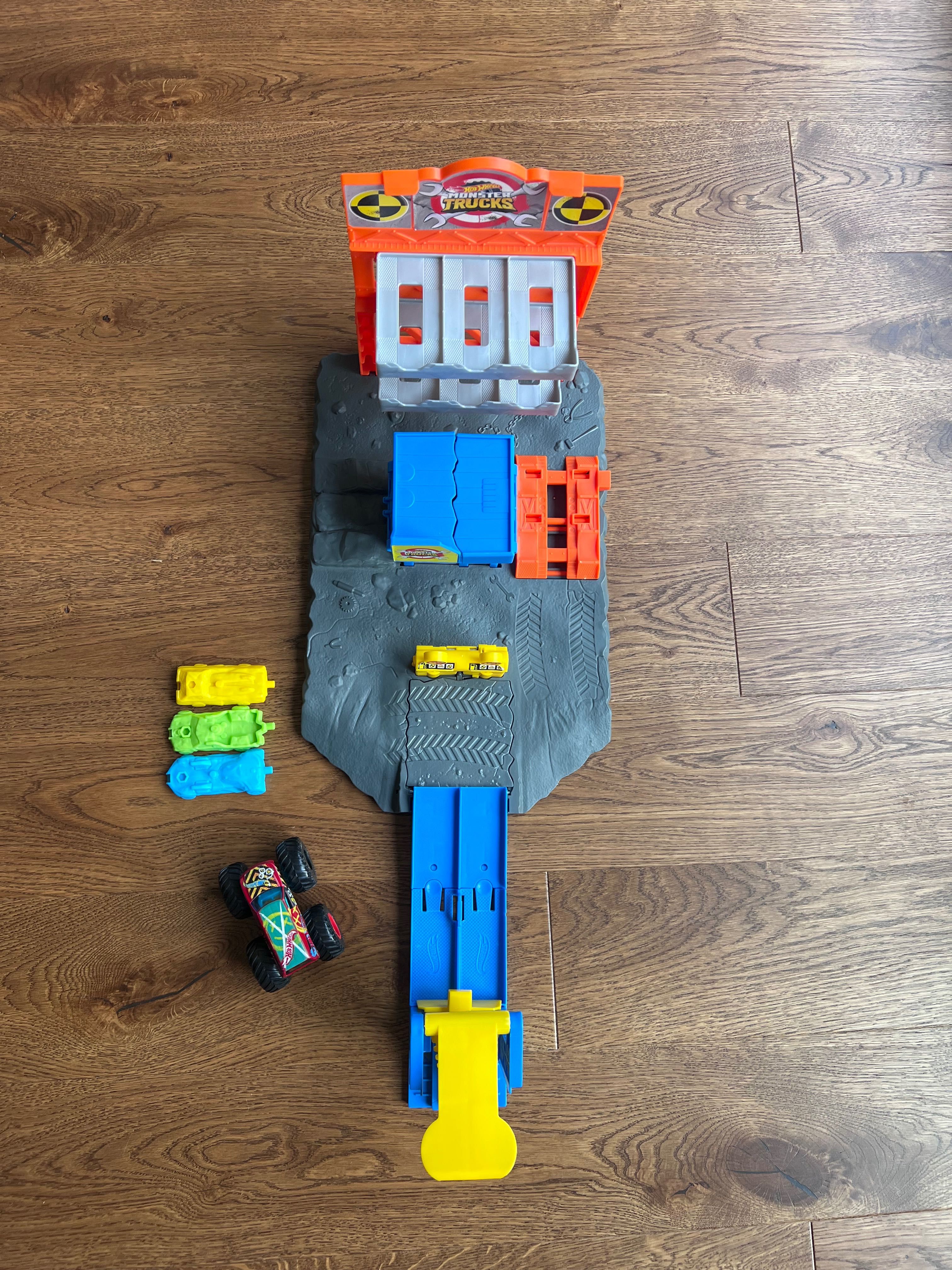 HOT WHEELS Monster Trucks Експлозивна бензиностанция.