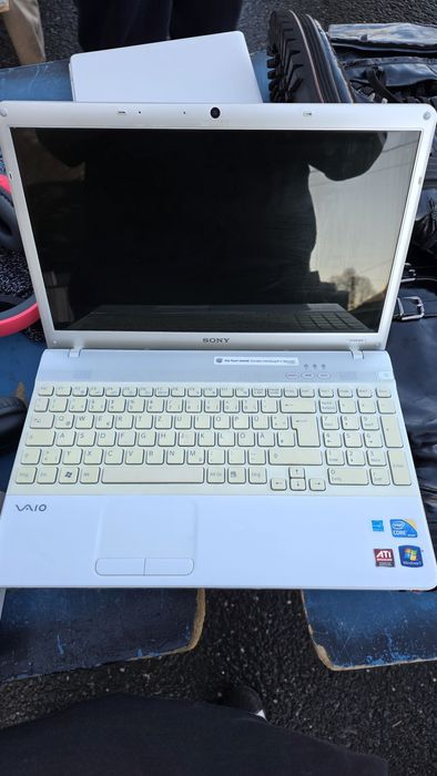 Sony vayo laptop i3 ssd si 4 gb ram! Impecabil alb.