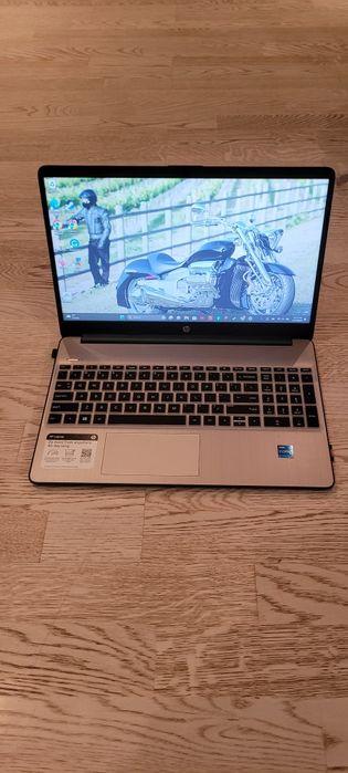 Vand laptop ca nou ,cu cutie
