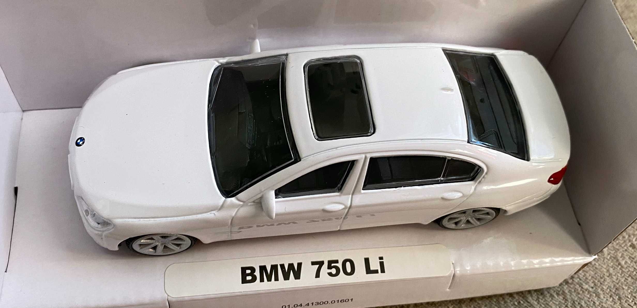 Macheta masinuta BMW 750 Li alb scara 1 43 - metal - noua