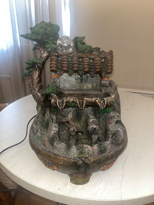 Домашний декоративный фонтан с вертящимся шаром