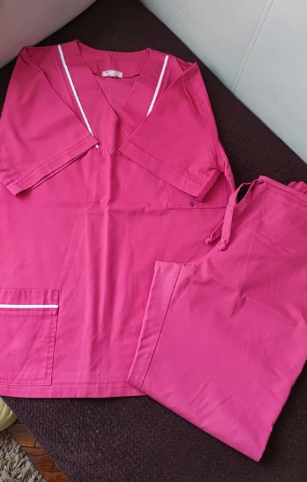 Costum medical roz