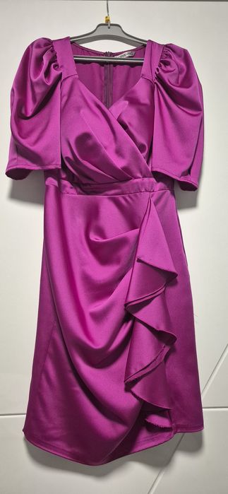 Rochie de ocazie fuchsia scurtă,cu mameci bufante si detalii drapate