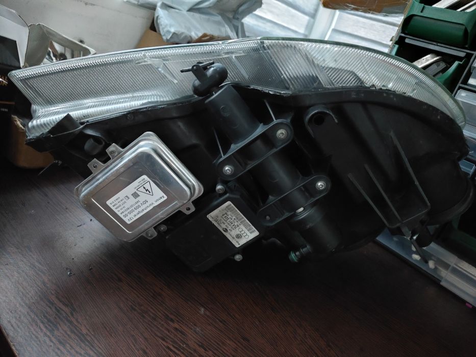 Far bi-xenon adaptiv Skoda Superb 2