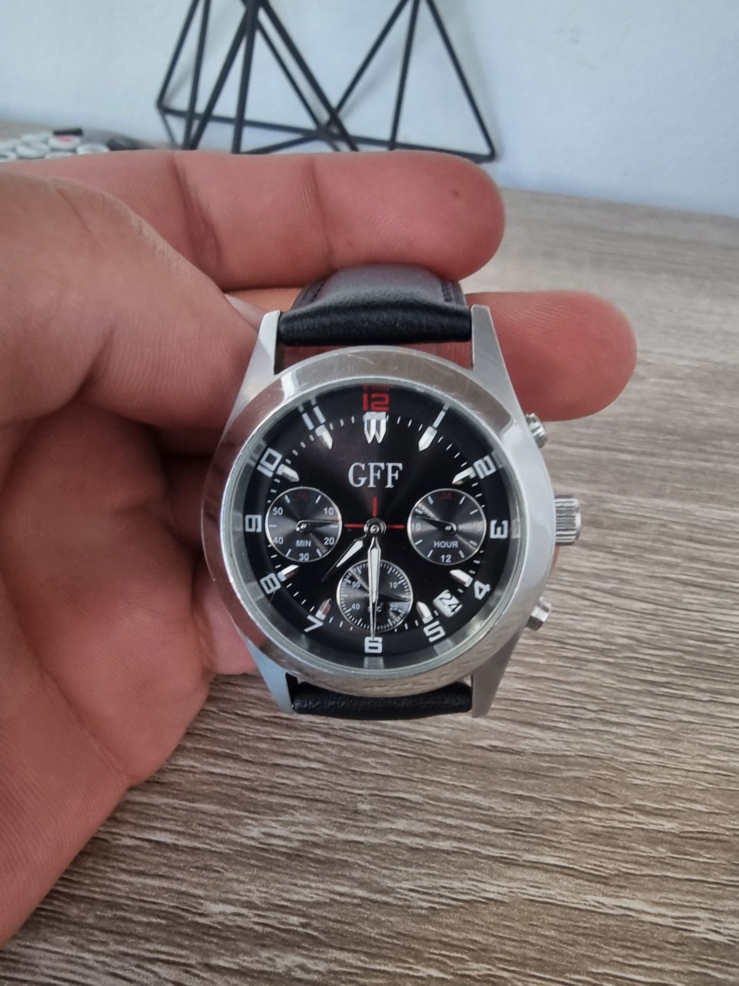 Ceas Gianfranco Ferré — stil italian, simplu și elegant