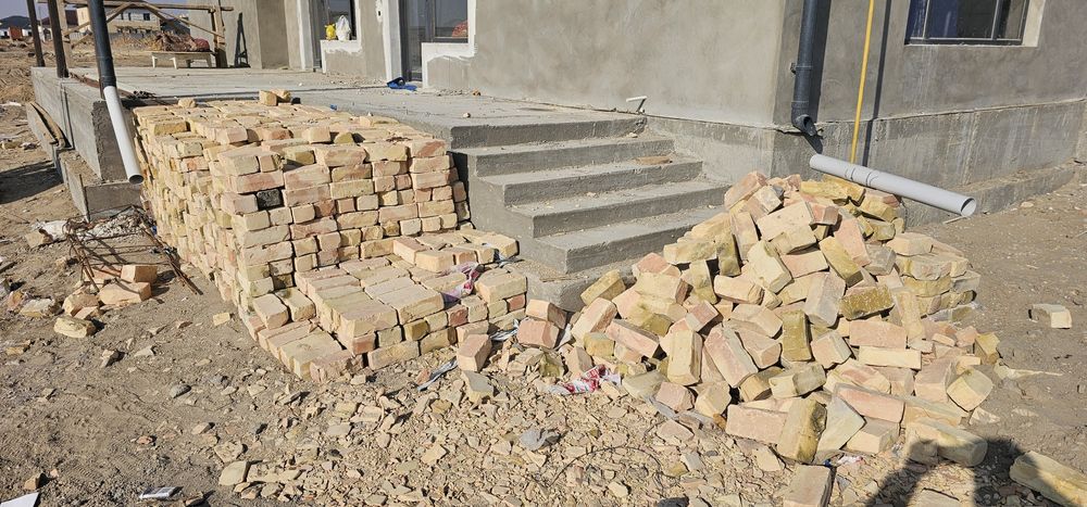 Кыш, Кирпич женный.