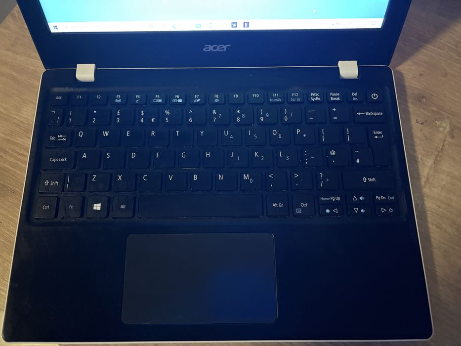laptop acer alb cu display-ul intact nu are nimic spart