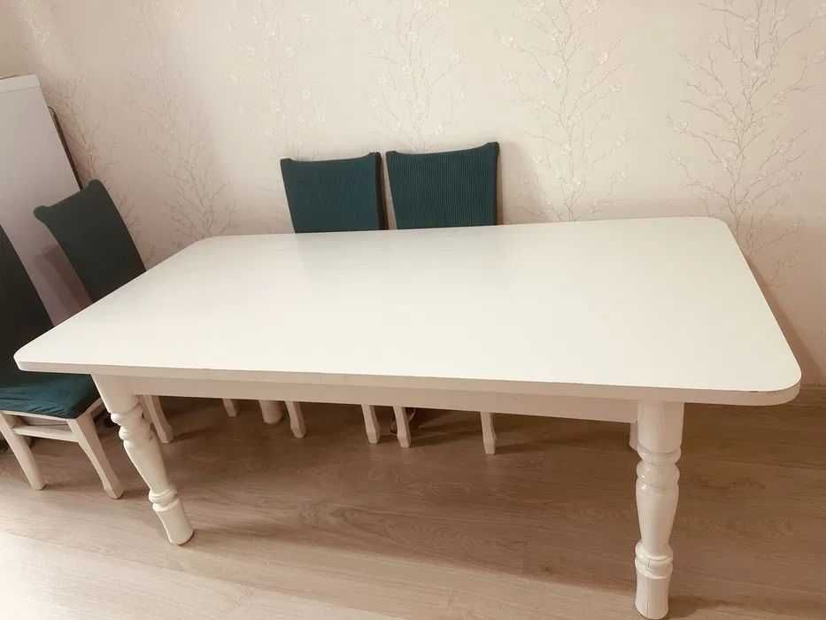 Белый стол в хорошем состоянии