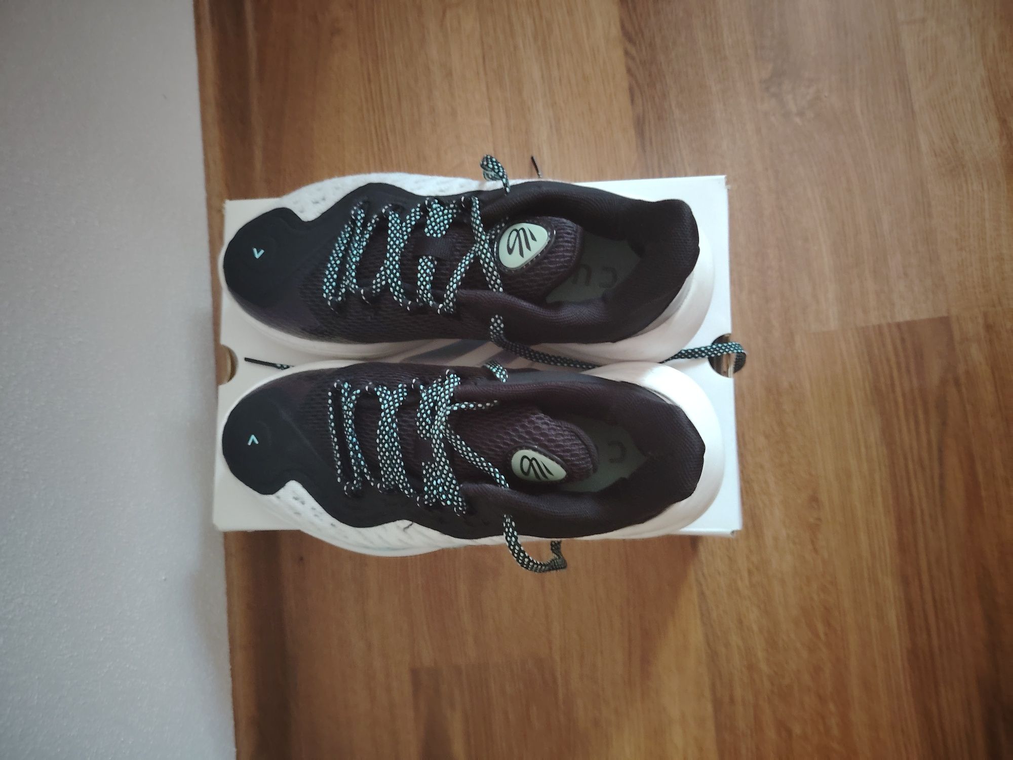 Vând adidași Under Armour, mărimea 37,5.
