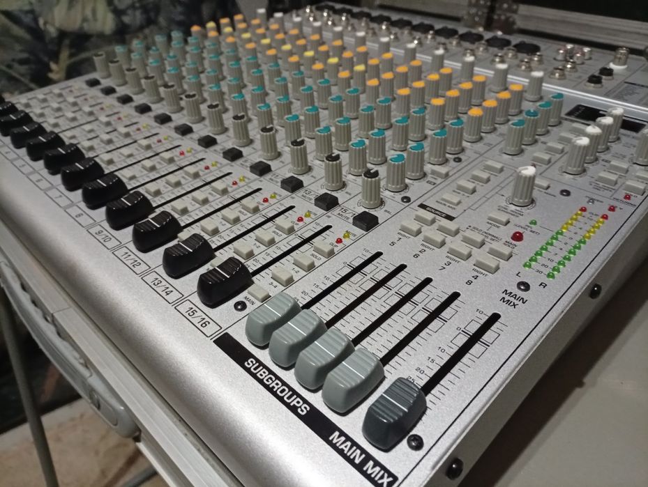 Vind mixer Behringe UB 2442FX