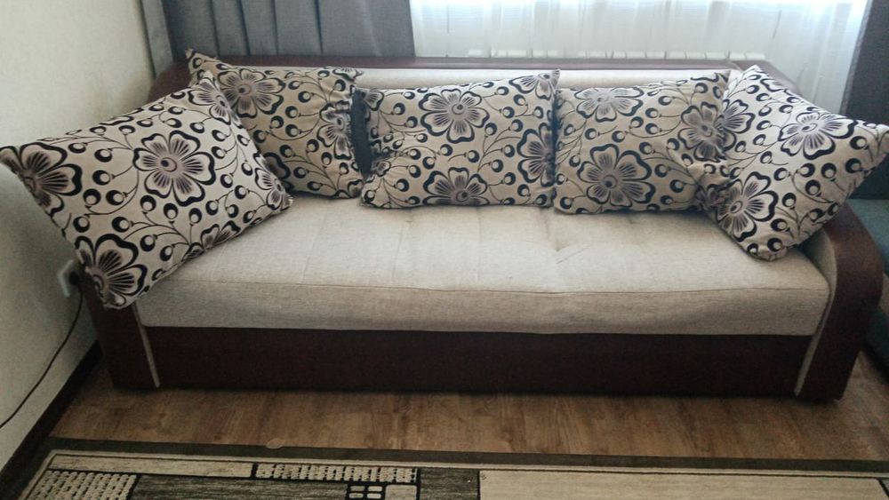 Диван еврокнижка, 2'20×90×2метра, мат хлопок  кожанная края 4 подушки