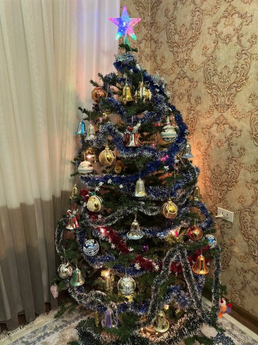 Новогодняя ёлка от "совпластитал"с прекрасными игрушечками