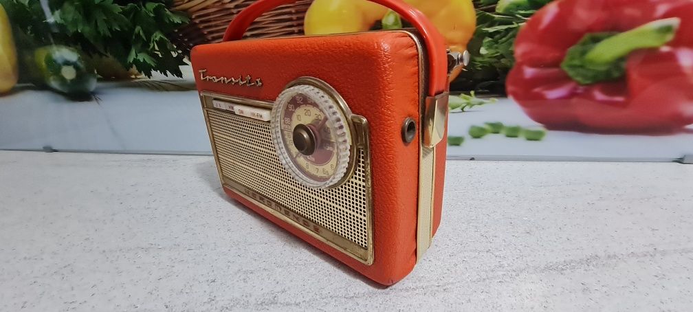 Aparat radio vechi Normende Trasita 1959.