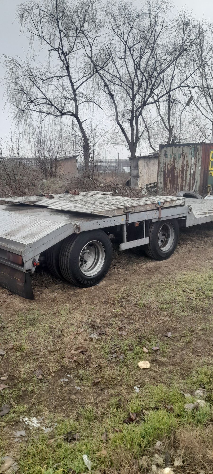 Trailer cu gardă joasă perfectă stare de funcționare