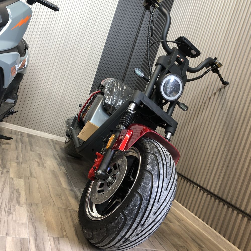 scuter electric model cu cartelă