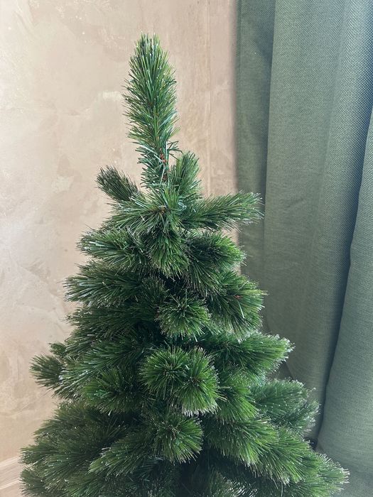 Новая елка пушистая красивая