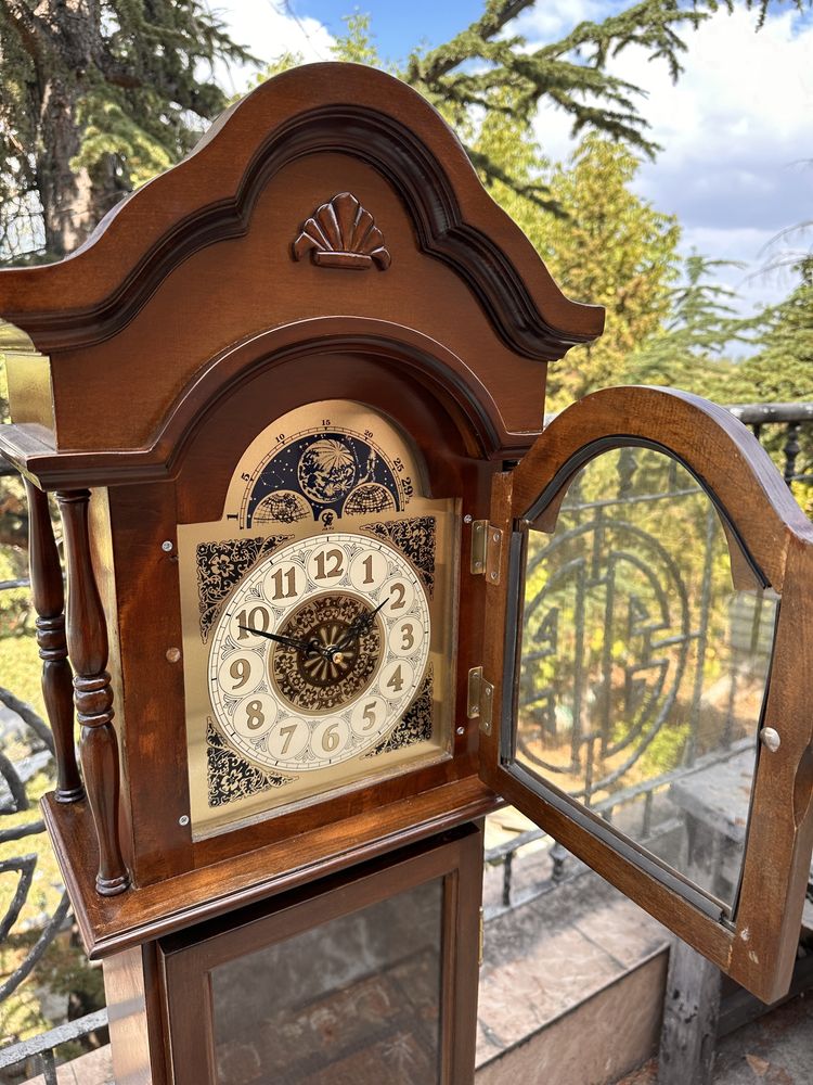 Голям часовник-старинен с махало