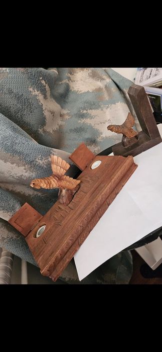 Cocosi de munte sculptați în lemn