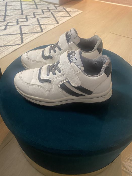 Vand adidasi marimea  33 la super pret