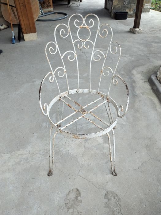 Стар метален стол