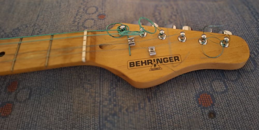 Chitara Electrică Behringer Strat Style - Gata de Scenă!