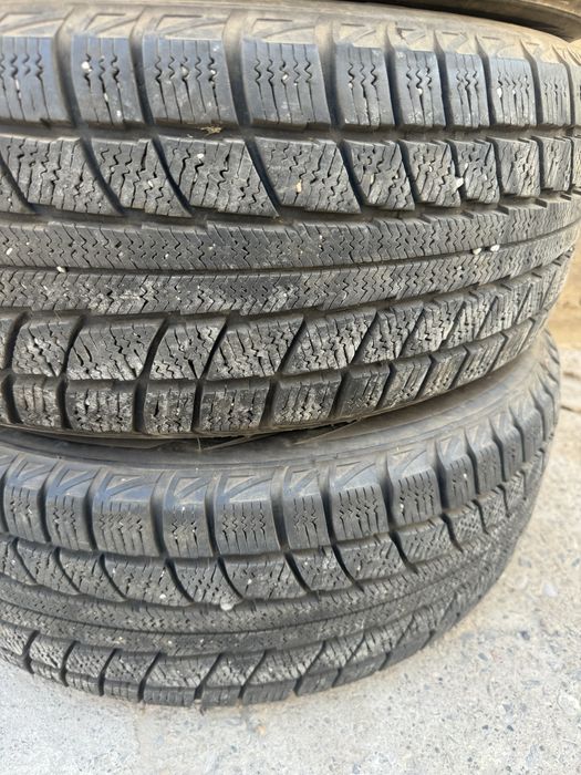 Зинимний резина почти новый 4 комплект тринжл