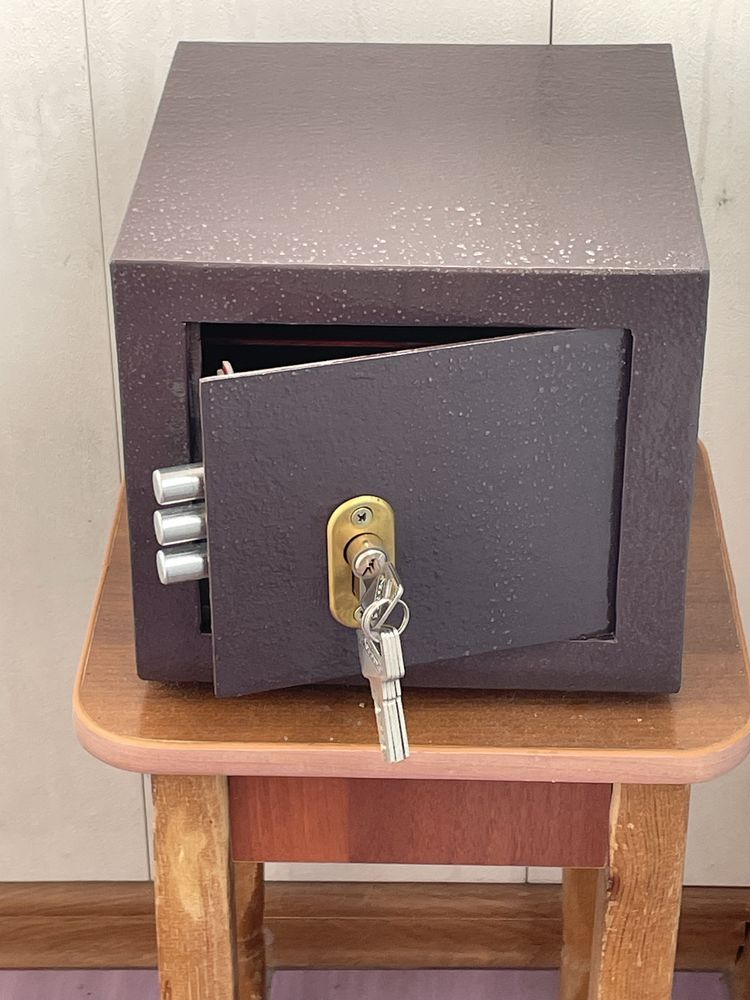 Продам сейф новый