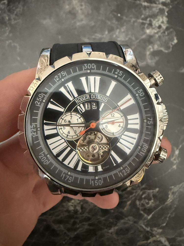 Стилен мъжки часовник в стил Roger Dubuis